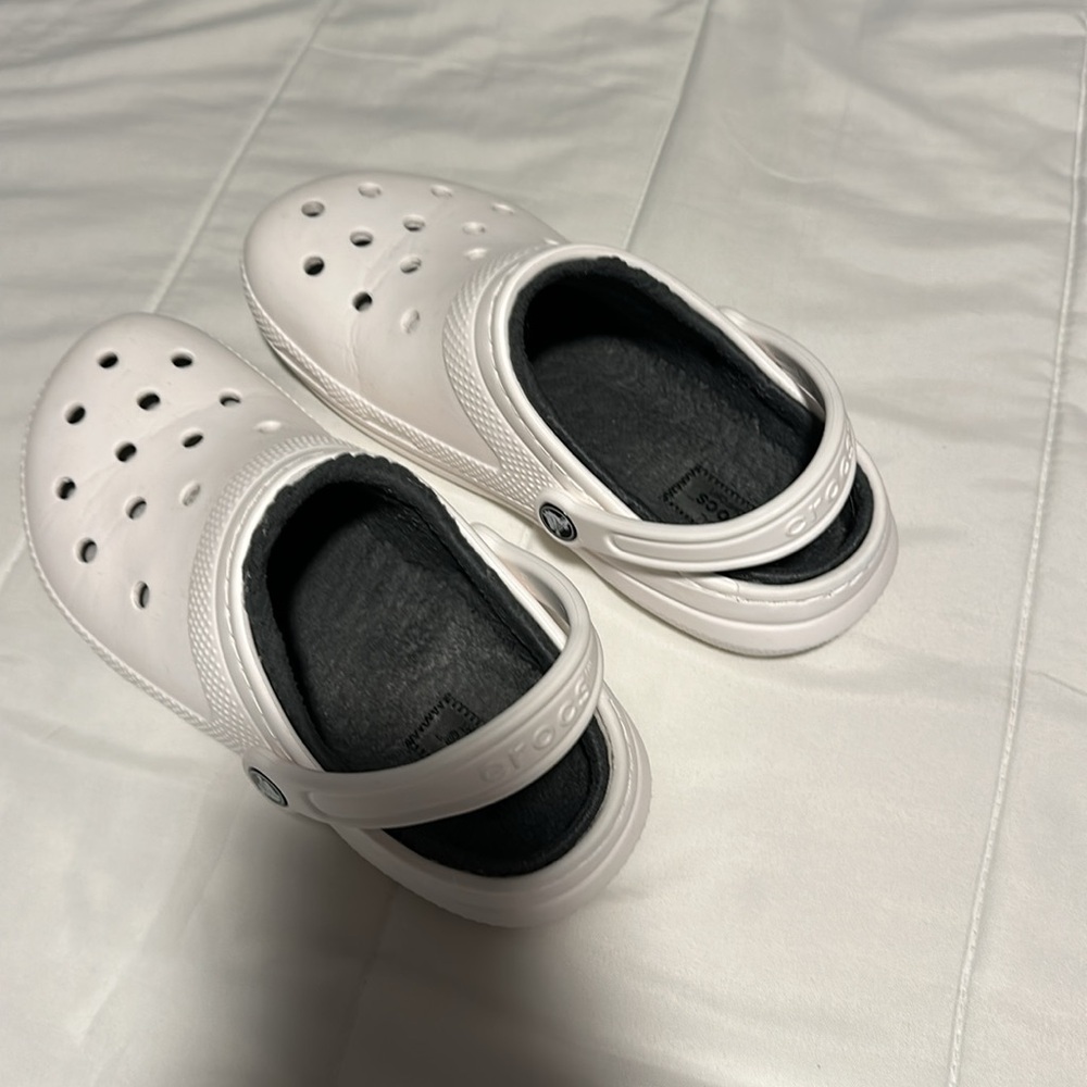Fleece lined crocs size 7W/5M - Picture 5 of 6